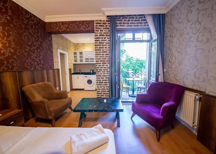 Royal Garden Suite And Hotel